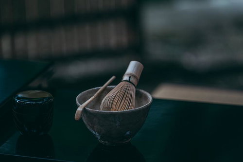 古殿八幡神社の境内で展示された茶碗と茶筅、茶杓などの茶道具