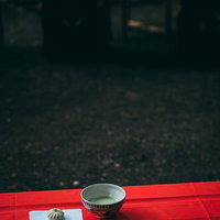 古殿八幡神社の赤い床几台で楽しむ抹茶と和菓子のおもてなし体験の写真