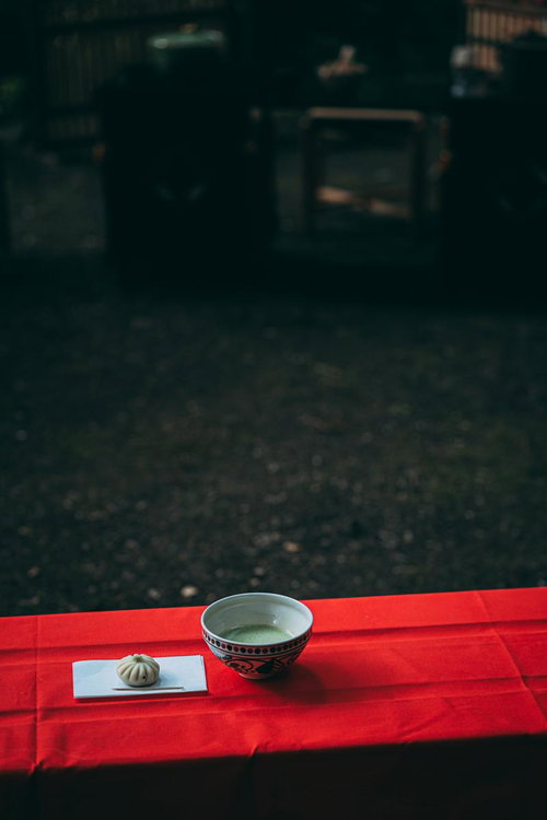 古殿八幡神社の赤い床几台で楽しむ抹茶と和菓子のおもてなし体験