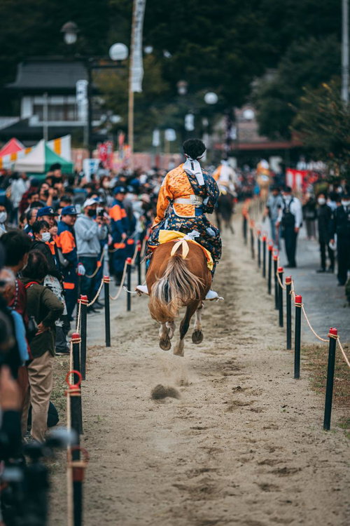 古殿八幡神社例大祭の流鏑馬で、錦織の衣装に身を包んだ騎手の後ろ姿