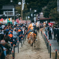 古殿八幡神社例大祭の流鏑馬、観客に見守られながら駆け抜ける騎馬の写真