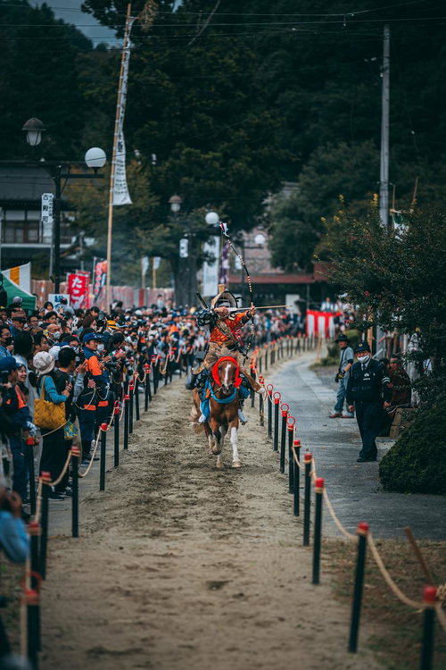 古殿八幡神社の流鏑馬で矢を放つ準備を整える騎手