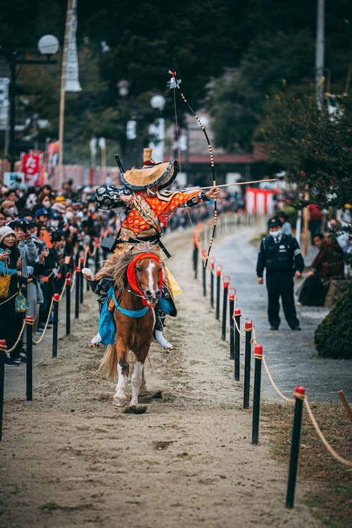 古殿八幡神社の流鏑馬で力強く駆ける馬と騎手の弓の構え