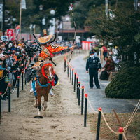 馬が力強く駆ける中での弓の構え｜古殿八幡神社の流鏑馬の写真