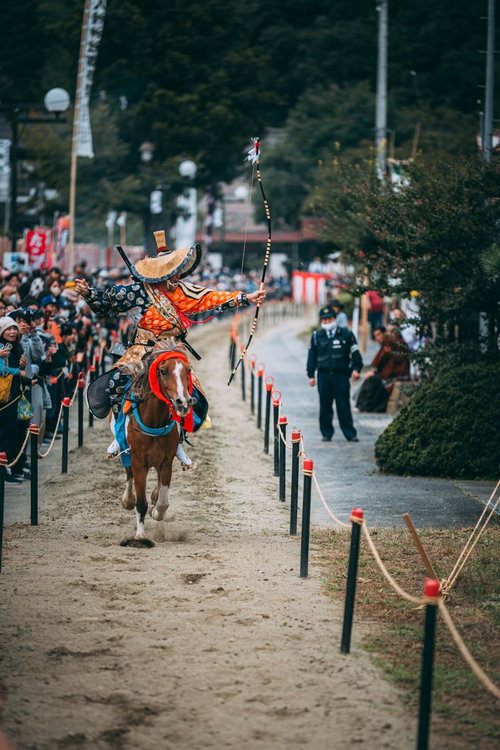 古殿八幡神社の流鏑馬で馬の動きに合わせて身体を安定させて矢を射る瞬間