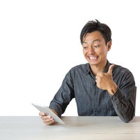 エゴサーチを見ては一喜一憂する男性の親指ポーズの写真