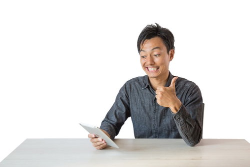 エゴサーチを見ては一喜一憂する男性の親指ポーズ