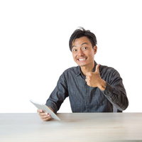 ポジティブに乗り切ろうとする男性のグッドポーズの写真