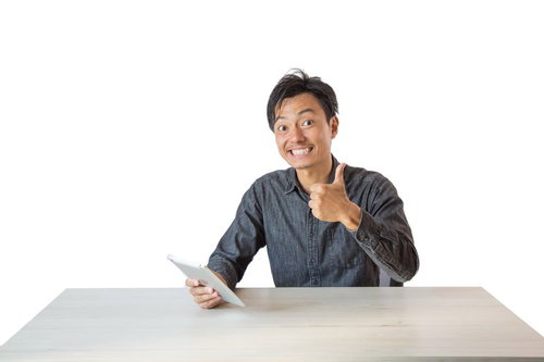 ポジティブに乗り切ろうとする男性のグッドポーズ