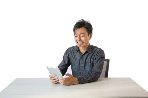 電子書籍を読みながら涙する男性、感動で泣く姿