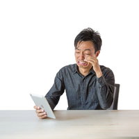 タイムライン上に流れてきた感動エピソードに号泣する男性の写真