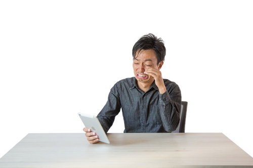 タイムライン上に流れてきた感動エピソードに号泣する男性