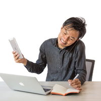 同時タスクでてんてこ舞い、頭を抱える困惑するディレクター男性の写真