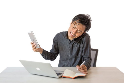 同時タスクでてんてこ舞い、頭を抱える困惑するディレクター男性