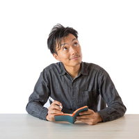 閃いたつもりで別のことを考えている男性が見上げるの写真