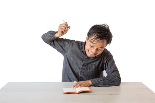 度重なるリスケに怒り狂う男性の手帳を握りしめた姿