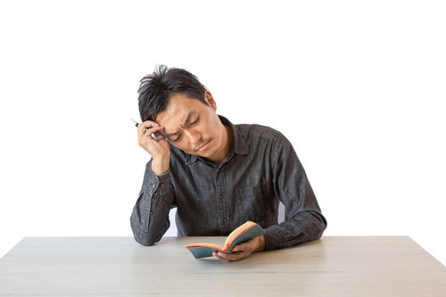 デスクのメモを見つめて考え込む男性の思考風景