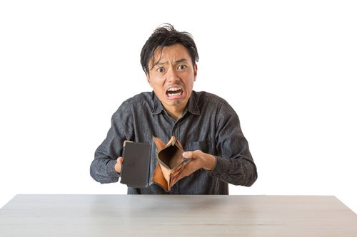 財布の中身が空っぽになって困った男性、金欠で悩む