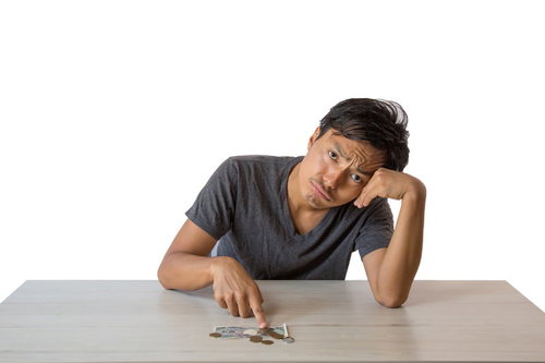 月末までの生活費に頭を悩ます浪費癖のある男性
