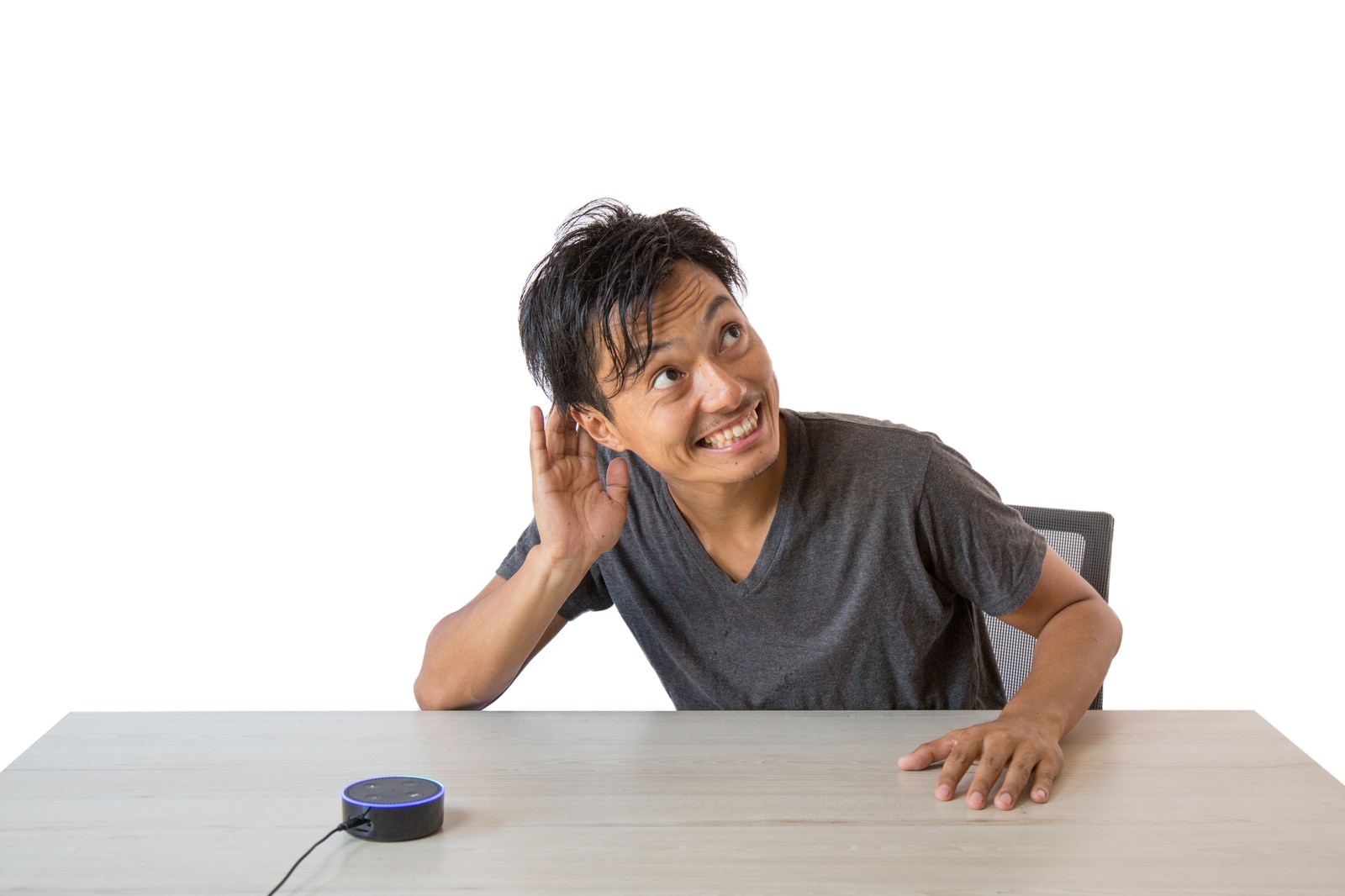 スマートスピーカーに満足そうに反応する男性［モデル：藤沢篤］