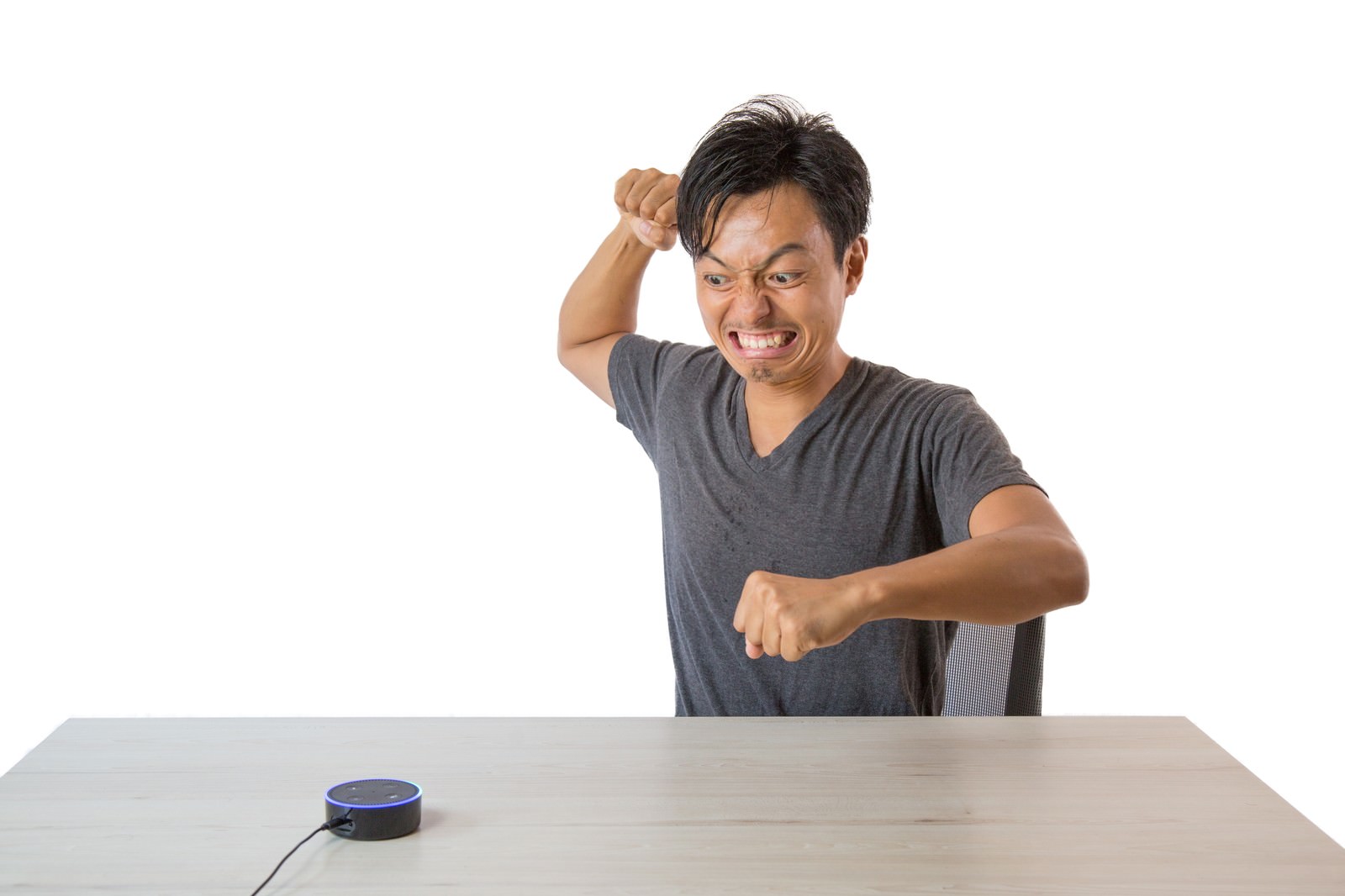 スマートスピーカーに逆切れする男性［モデル：藤沢篤］