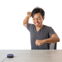 音声アシストに認識されずスマートスピーカーに逆切れする男性の写真