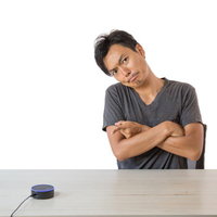 音声を認識しないスマートスピーカーに悩む男性の写真