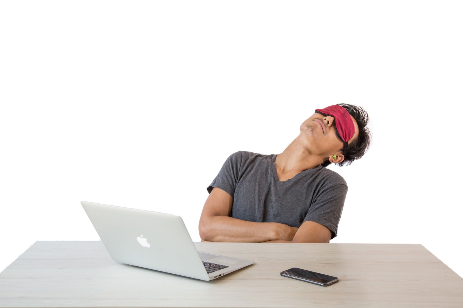 デスクでアイマスクをつけて仮眠を取っている男性［モデル：藤沢篤］