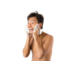 洗顔で驚く男性のスキンケアの写真