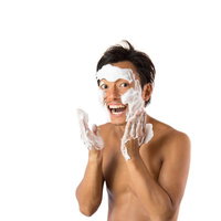 泡タイプの洗顔料を手に取って顔に塗布する男性のスキンケアの写真