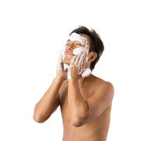 メンズ用泡洗顔でスッキリ洗う男性のスキンケアルーティンの写真