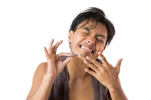 毛抜きで髭を抜く痛みに顔をしかめる男性の自己処理