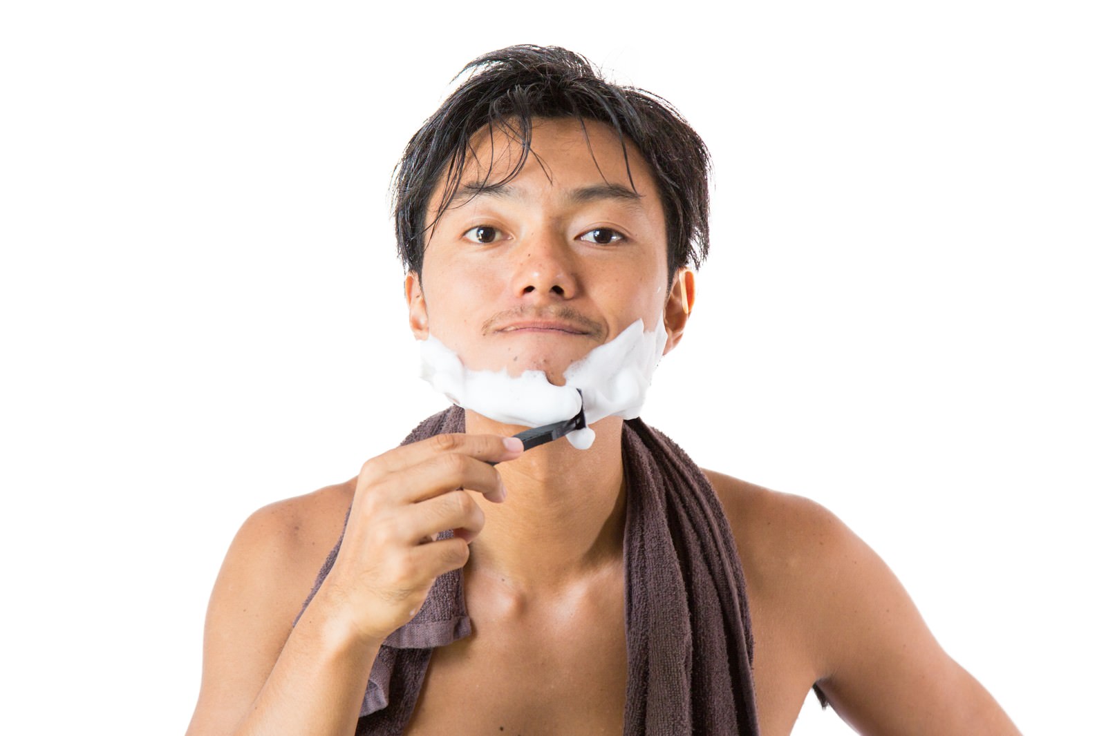 シェービングの泡をつけてカミソリでヒゲを剃っている男性［モデル：藤沢篤］