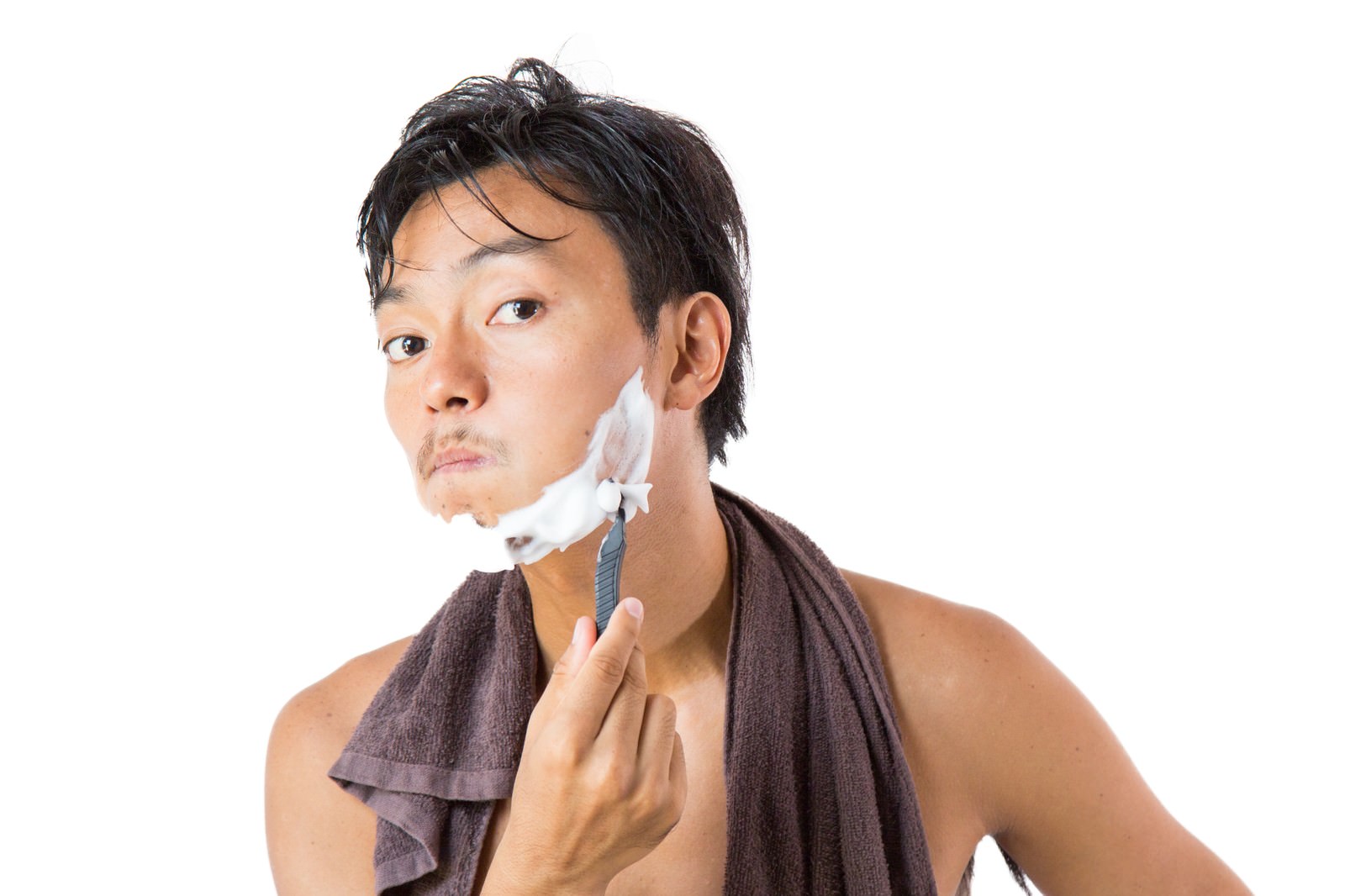 シェービングフォームをつけてカミソリで髭剃りをする男性［モデル：藤沢篤］