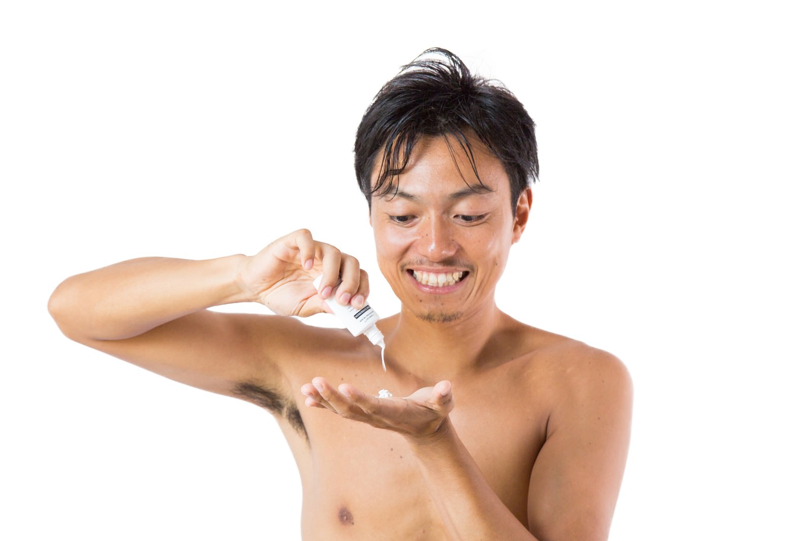 白い日焼け止めクリームを手のひらに出して笑顔で見つめる男性［モデル：藤沢篤］