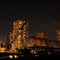 夜の港区のビル群と橋の灯りの写真