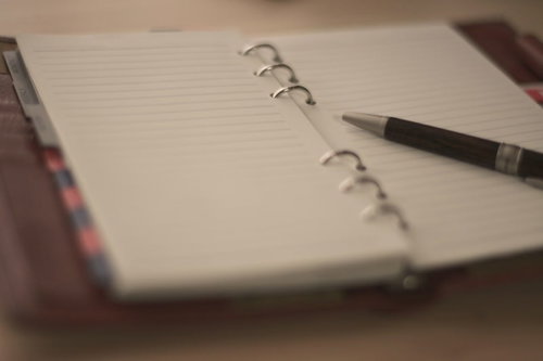 リング式ノートとボールペンの接写
