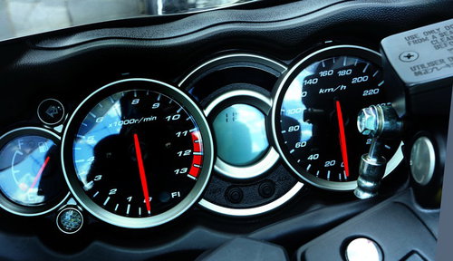 赤い針が指す車のスピードメーターとタコメーター