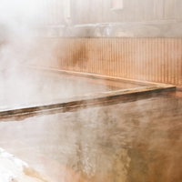 平湯館の露天風呂から立ち上る湯けむりの景色の写真