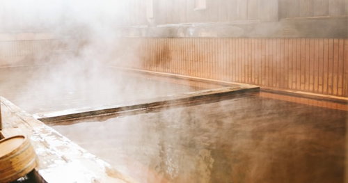 平湯館の露天風呂から立ち上る湯けむりの景色