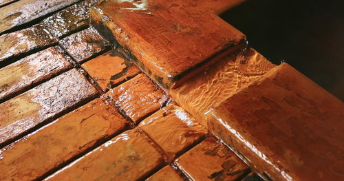 ヒノキの湯口から流れ落ちる源泉かけ流し温泉