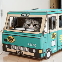 荷物をお届けにあがりました！宅急便の配達猫（スコティッシュフォールド）の写真