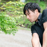 ゴルファーの引き締まった腕とスイングフォームの写真
