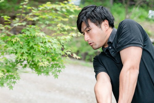 ゴルファーの引き締まった腕とスイングフォーム