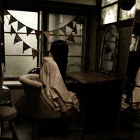 ハロウィンだと聞いて古民家の和室で白装束に着替える女性の写真