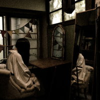 ハロウィンの仮装準備、控室で白装束に身を包む女性たちの写真