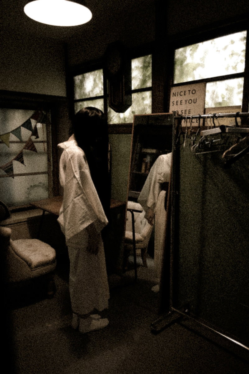 室内に立つ白装束の人形2体［モデル：緋真煉］