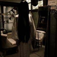 ハロウィン中にガチで和ホラーコスプレした女性、薄暗い和室で白装束姿の写真