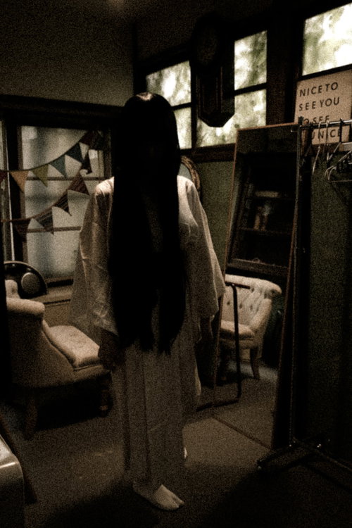 ハロウィン中にガチで和ホラーコスプレした女性、薄暗い和室で白装束姿