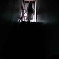 二階の階段を登ろうとしたら不吉な人影が・・・の写真